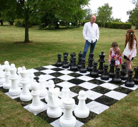 Tabuleiro de xadrez gigante incentiva alunos e atrai curiosos em