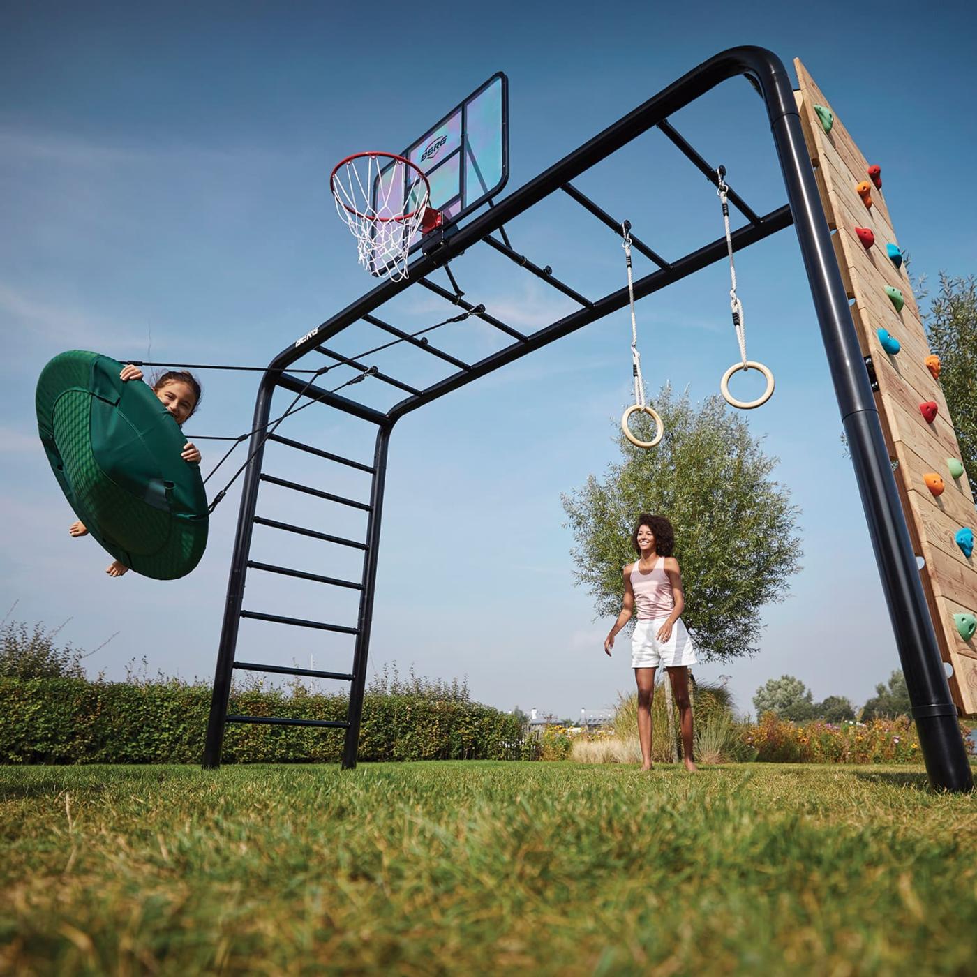 Parque infantil em metal da BERG Playbase para toda a família brincar, fazer desporto, relaxar e brincar.
