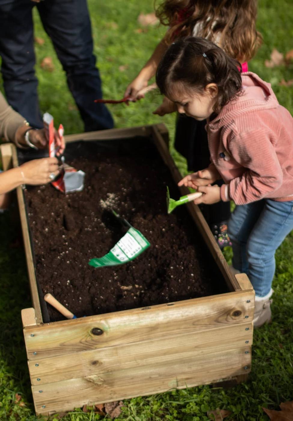 Taula de cultiu-jardinera de fusta tractada MASGAMES FORTIS L