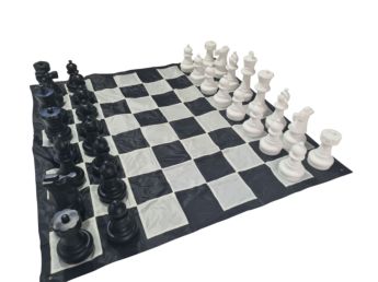Joc d'escacs gegant amb tauler de lona