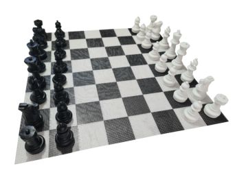 Joc d'escacs gegant amb tauler rígid gegant inclòs