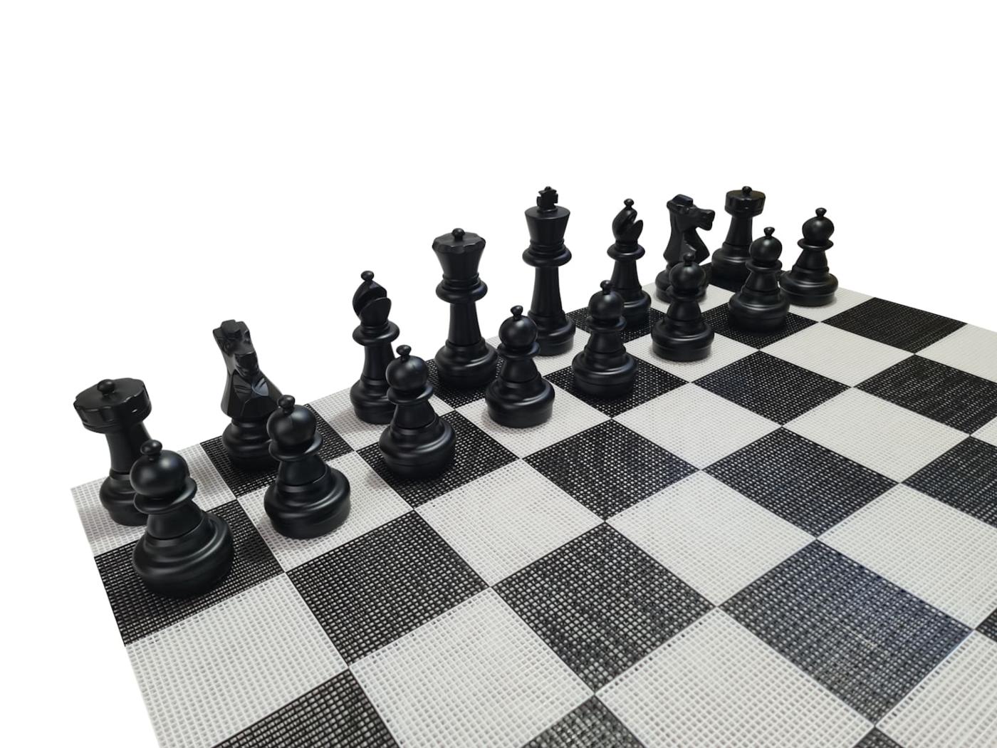 Joc d'escacs gegant amb tauler rígid gegant inclòs peces negres sobre tauler