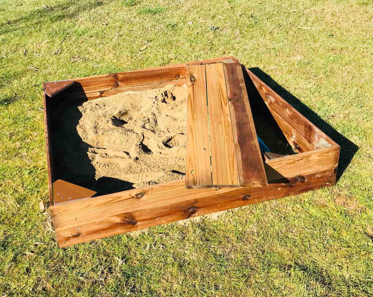 Arenero de madera con cajon para guardar los juguetes. 