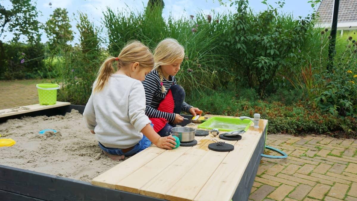 Caixa de areia de madeira com cozinha AKSENT