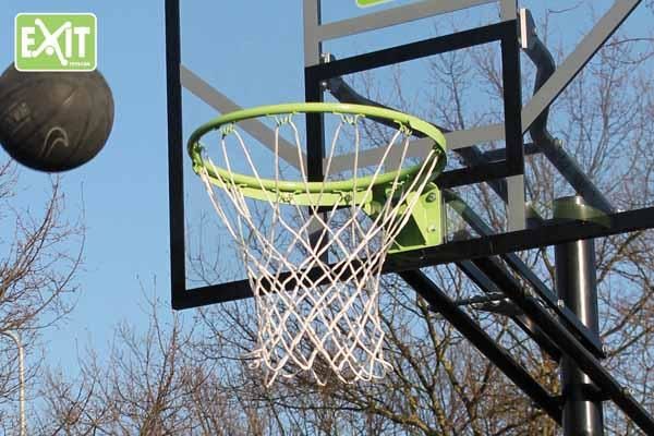 aro de baloncesto puesto en tablero de basket