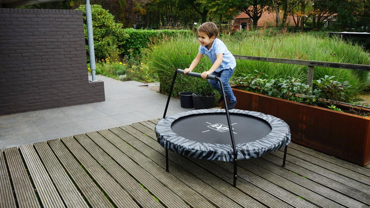 Llit elàstic petit EXIT Tiggy Junior de 140 cm de diàmetre amb barra colors negre i gris. Per interior de casa, per la terrassa o el jardí.