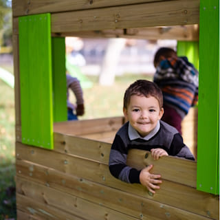 casita de madera infantil de exterior homologada para escuelas