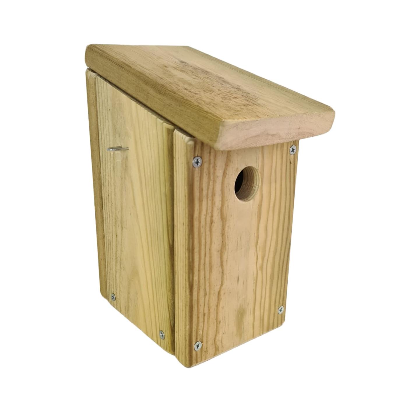 Casa de pássaros feita de madeira tratada para uso exterior em autoclave de nível IV.