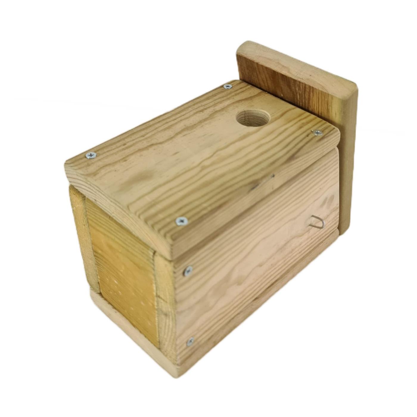 Caja nido para pájaros fabricada con madera tratada para el exterior