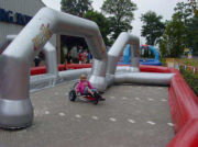 circuito hinchable de coches de pedales para empresas de eventos