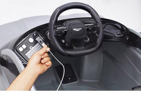 Cotxe infantil ASTON MARTIN FEBER amb control remot