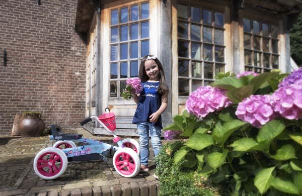 Carro a pedais BERG BUZZY BLOOM de rosa