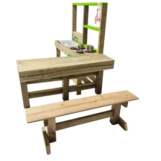 cozinha exterior para crianças em madeira tratada com mesa e banco.