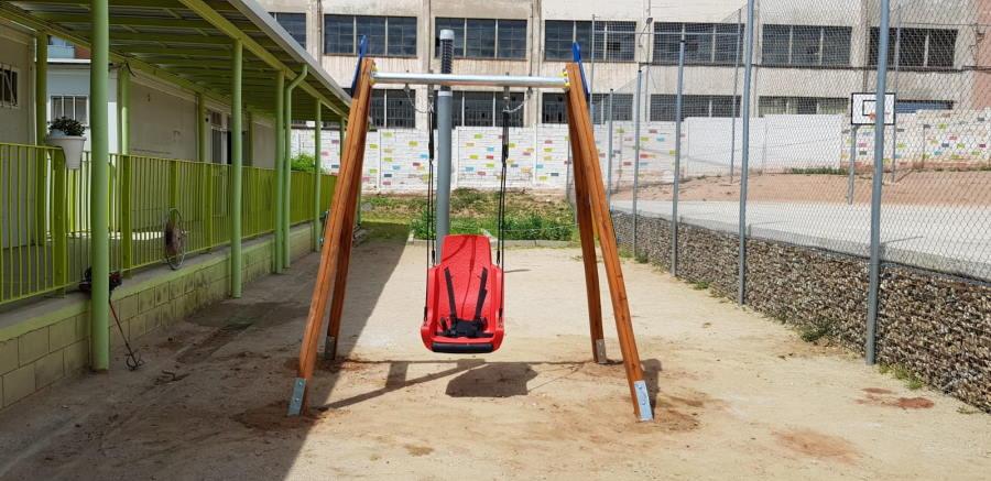 Silla inclusiva para columpio con cuerdas y arnés en escuela educación especial