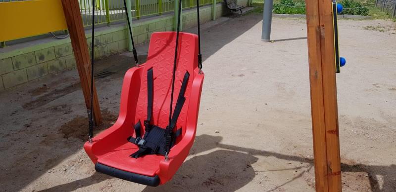 Cadireta de gronxador inclusiva amb cordes i arnès color vermell