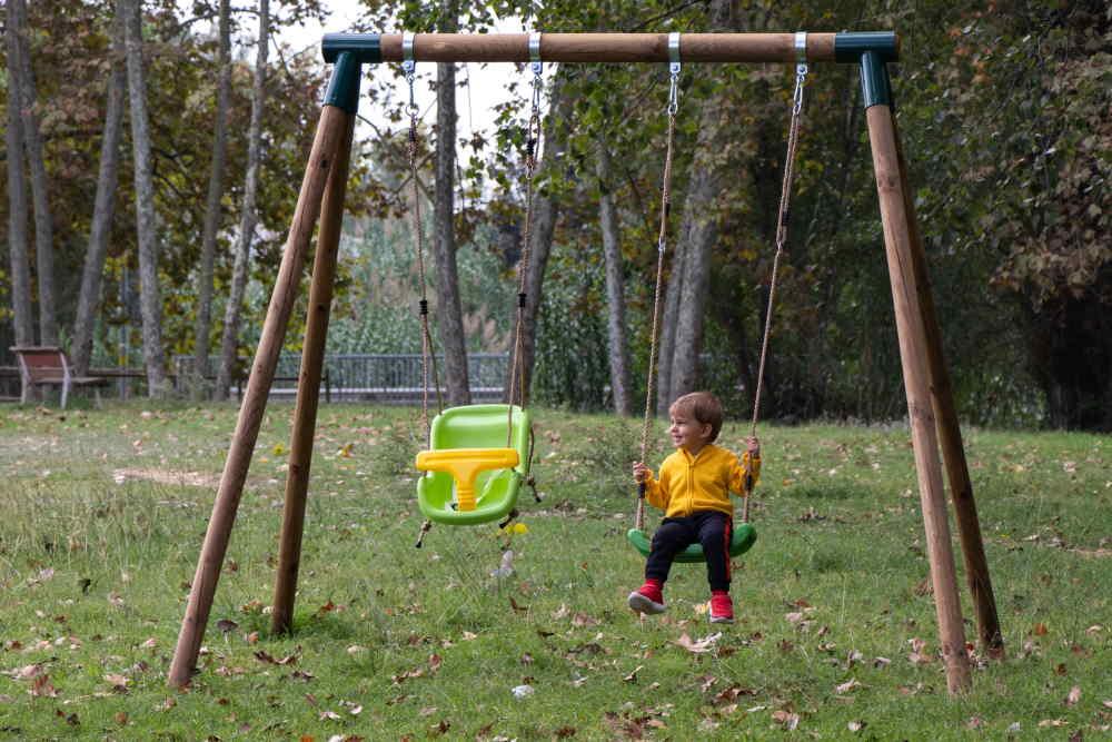 columpio de madera doble KIBO con asiento de bebé