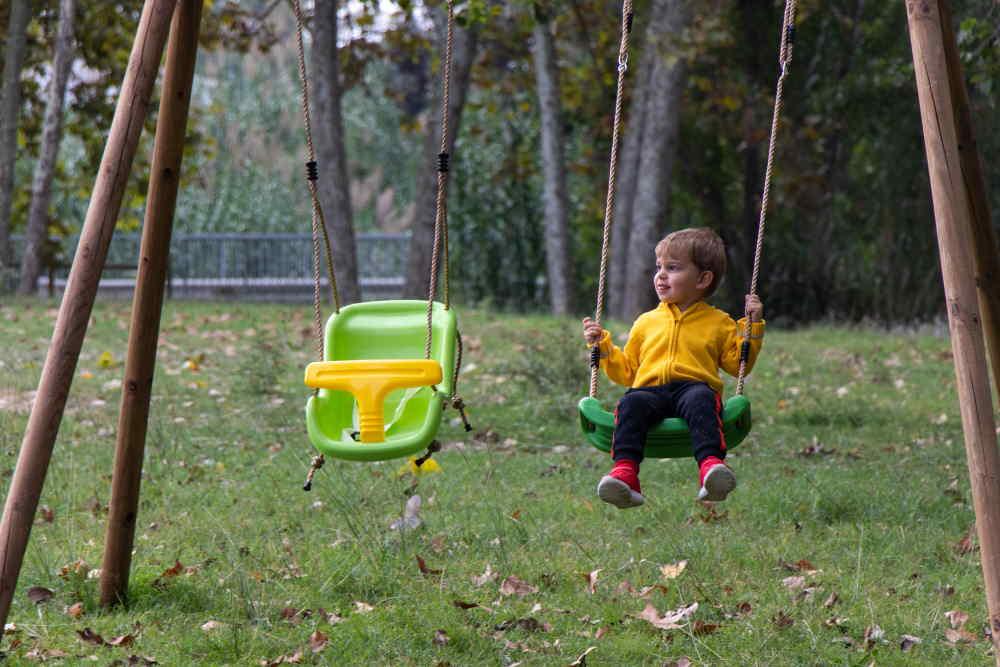 Baloiço duplo de madeira KIBO com asiento do bebe