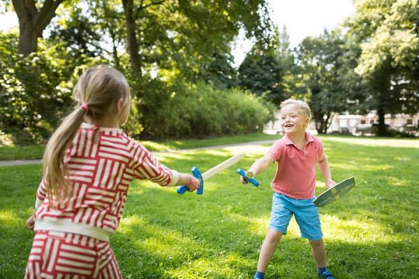 Daga de madera de juguete