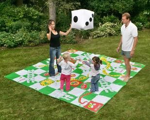 Jogo escadas e serpentes gigantes