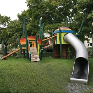 suelo de caucho rejilla seguridad parques infantiles naturaleza