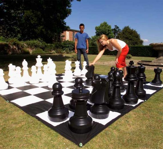 Um grande jogo de xadrez é montado em um parque.
