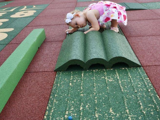 Brinquedo de BOLINHAS Premium de ladrilhos de borracha uso público vista 2