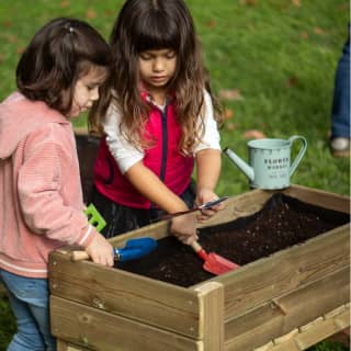 mesas de cultivo de madera tratada con semillas eurogarden para hacer un huerto urbano