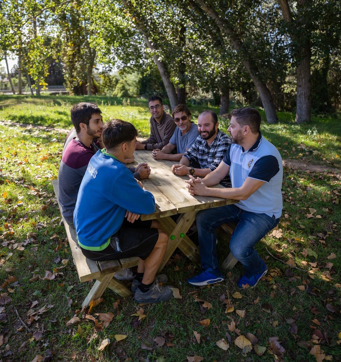 Taula de picnic amb bancs independents MASGAMES XERTA d'ús públic