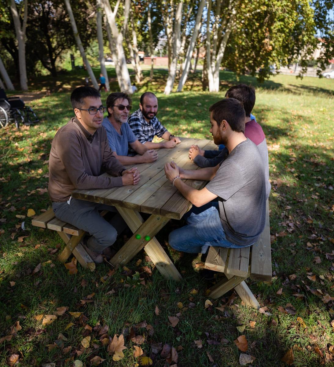 Mesa de picnic con bancos independientes MASGAMES XERTA de uso público