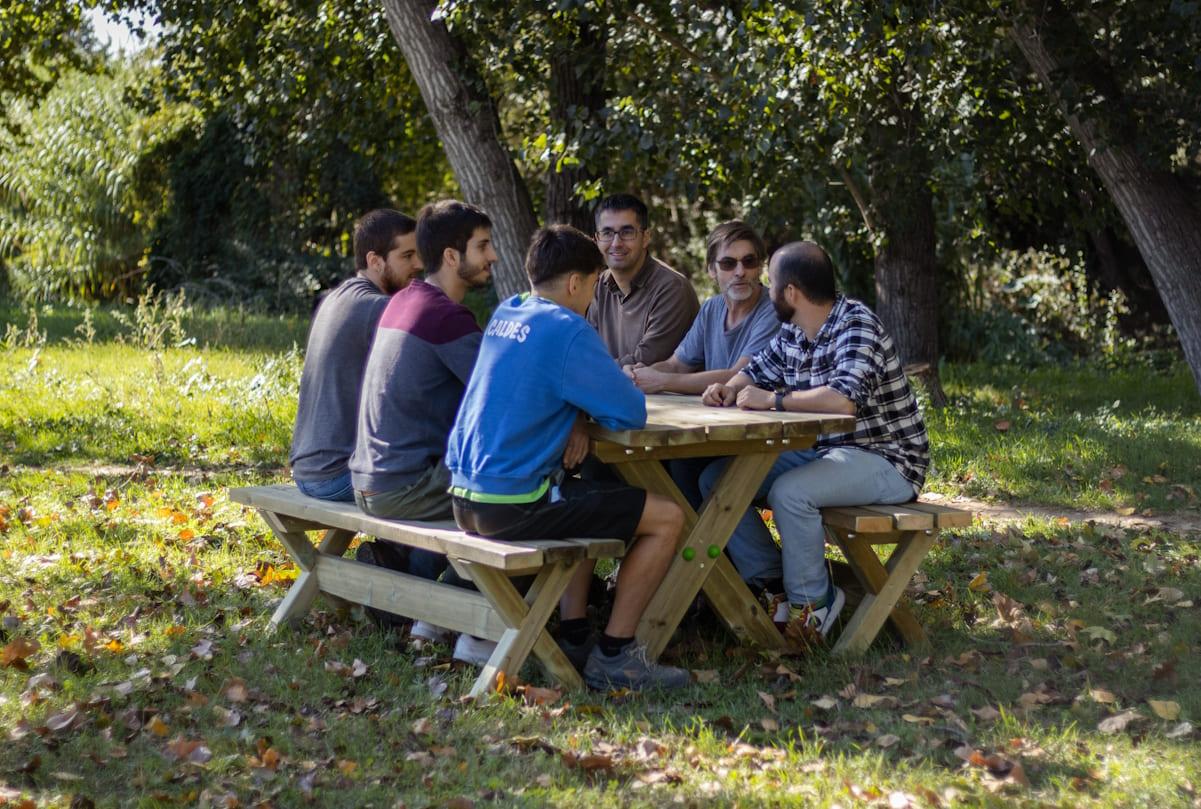 Taula de picnic amb bancs independents MASGAMES XERTA d'ús públic