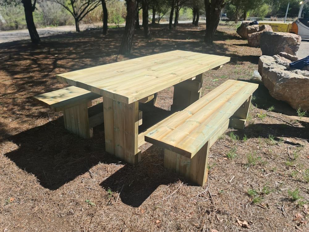 Mesa de madera para exterior con bancos independientes MASGAMES CALELLA