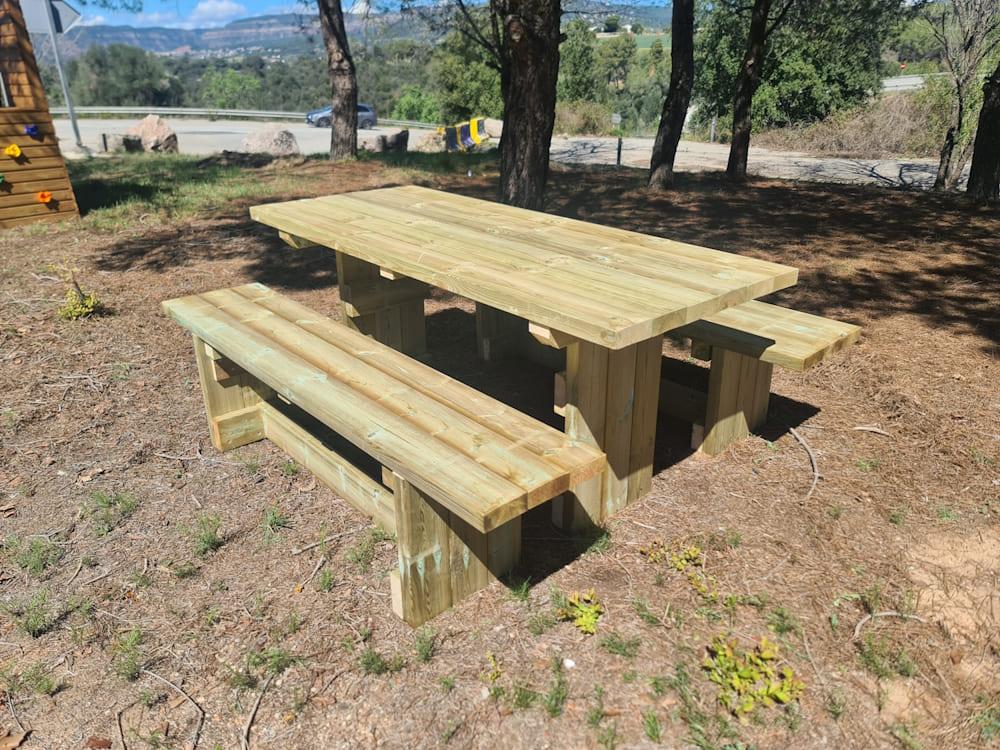 Mesa de madera para exterior con bancos independientes MASGAMES CALELLA