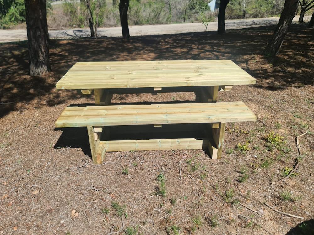 Mesa de madera para exterior con bancos independientes MASGAMES CALELLA