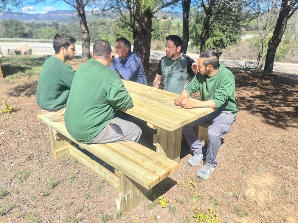 Mesa de madera para exterior con bancos independientes MASGAMES CALELLA