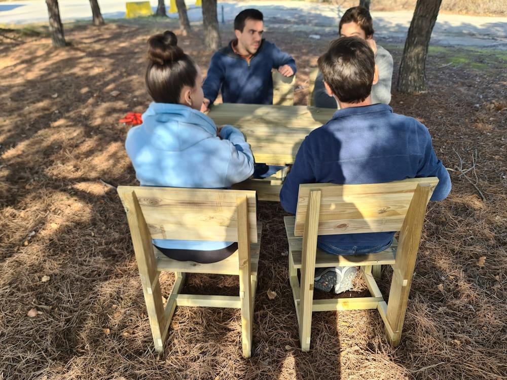 Taula de fusta MASGAMES XERTA amb cadires de fusta MASGAMES BATEA pel jardí