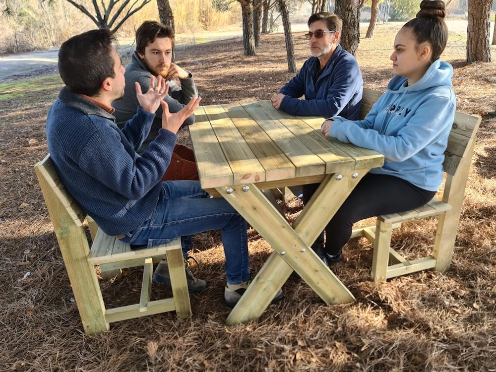 Taula de fusta MASGAMES XERTA amb cadires de fusta MASGAMES BATEA pel jardí