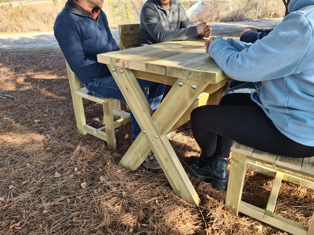 Mesa de madera de exterior MASGAMES XERTA con sillas de madera BATEA