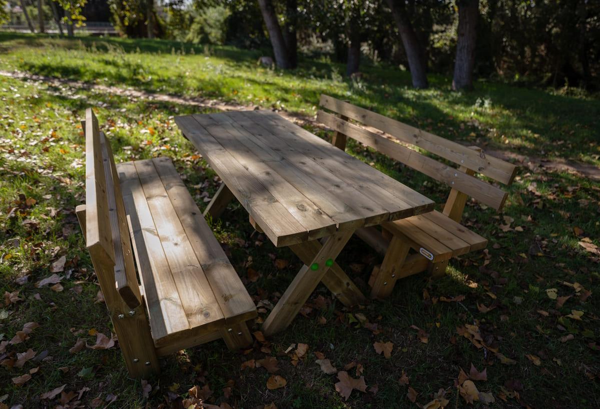 Mesa de madera para exterior XERTA con bancos con respaldo VIC de la marca MASGAMES