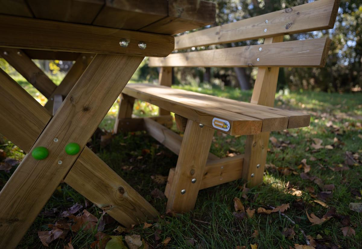 Mesa de madera para exterior XERTA con bancos con respaldo VIC de la marca MASGAMES