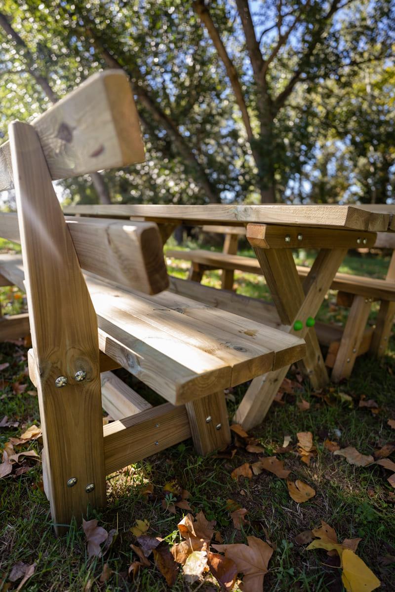 Mesa de madera para exterior XERTA con bancos con respaldo VIC de la marca MASGAMES