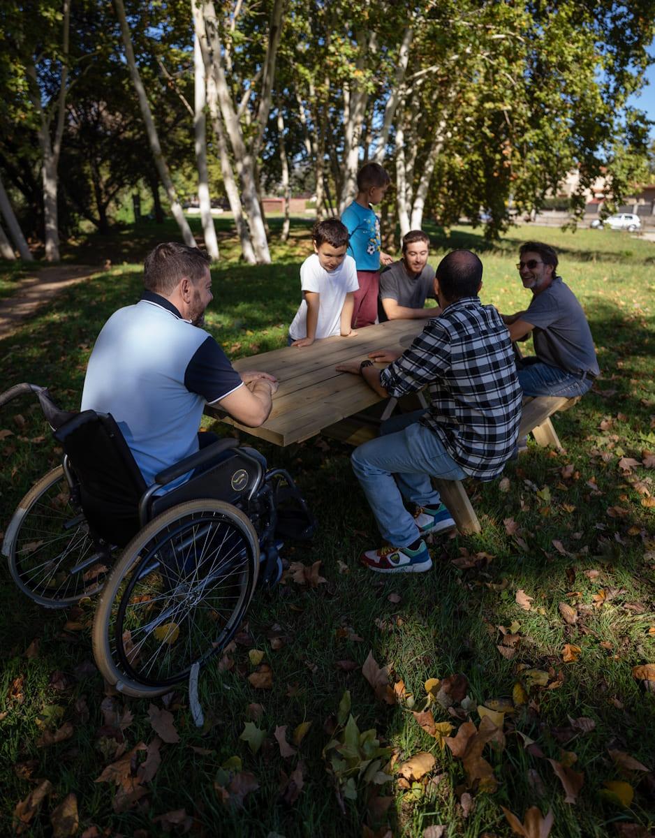 Mesa de piquenique adaptada a cadeiras de rodas MASGAMES LYON de madeira para exterior