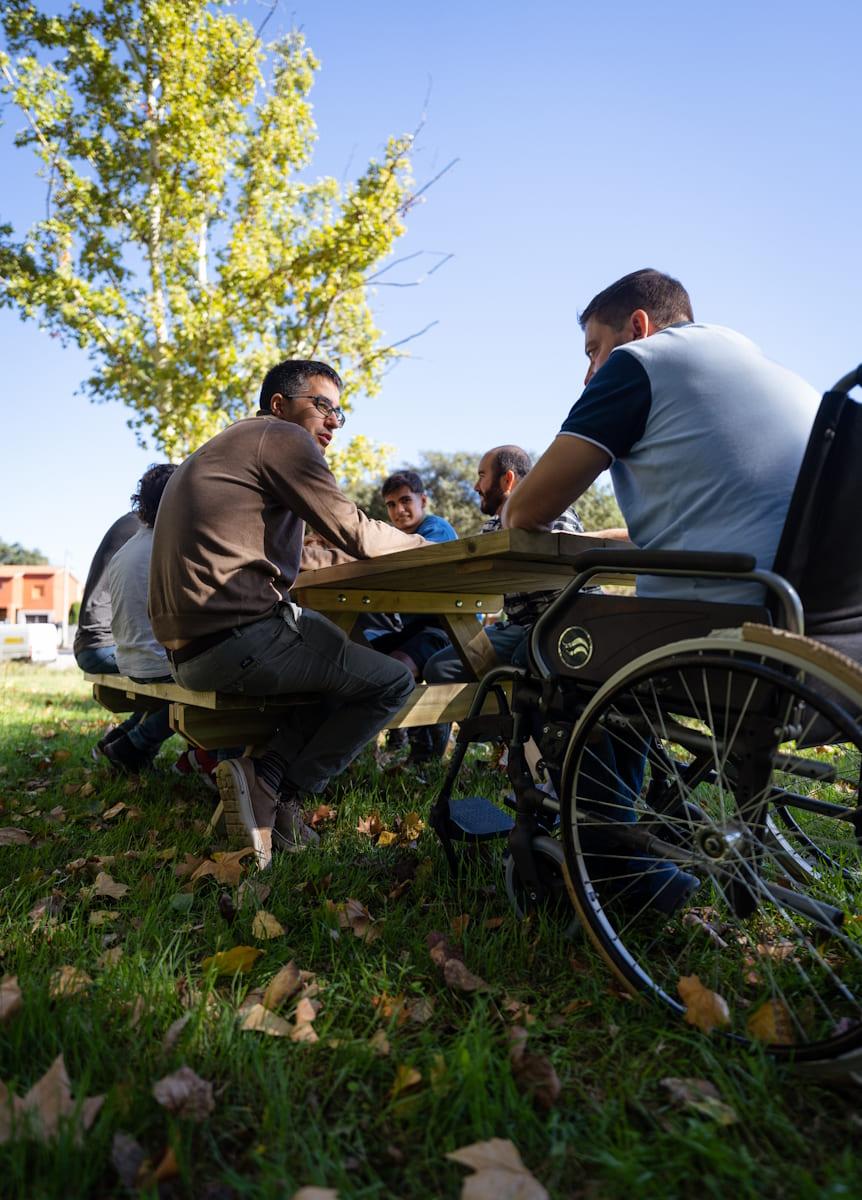 Mesa de piquenique adaptada a cadeiras de rodas MASGAMES LYON de madeira para exterior