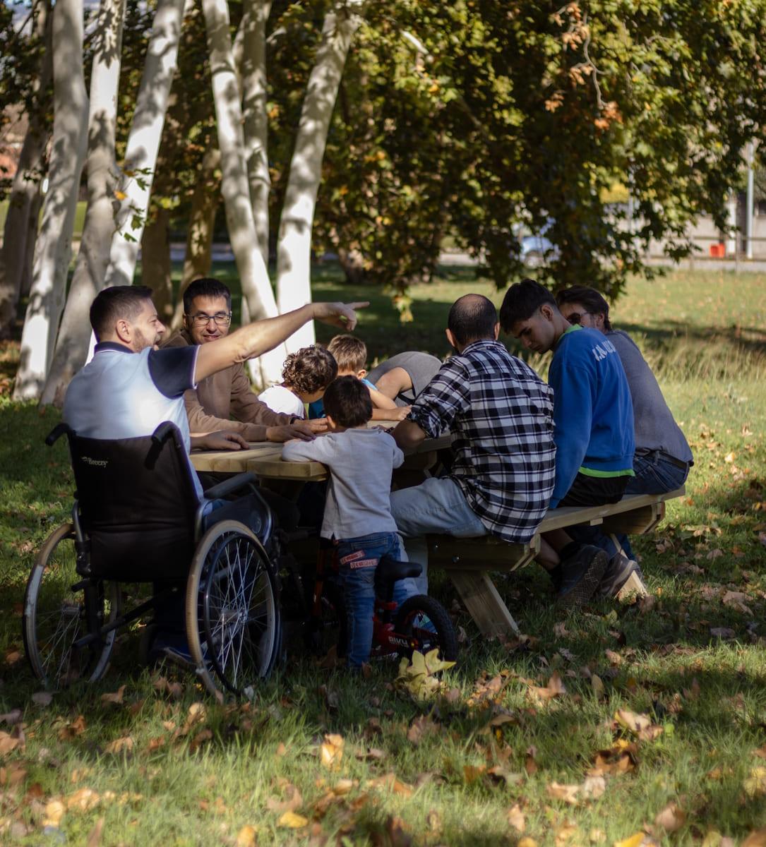 Mesa de piquenique adaptada a cadeiras de rodas MASGAMES LYON de madeira para exterior