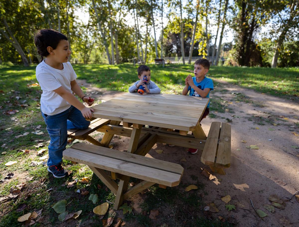 Taula de picnic quadrada infantil MASGAMES PERSIC fabricada en fusta per a l'exterior amb autoclau nivell IV