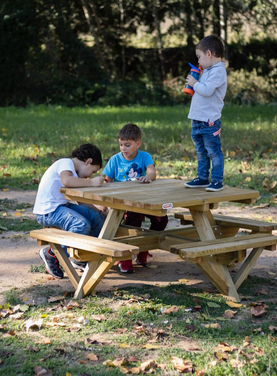 Taula de picnic quadrada infantil MASGAMES PERSIC fabricada en fusta per a l'exterior amb autoclau nivell IV