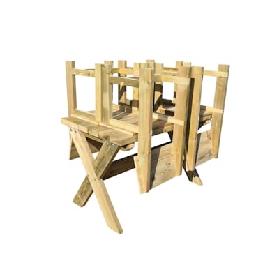 mesa de madera con sillas de madera apilables para exterior