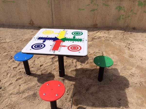 Mesa parchis ar livre