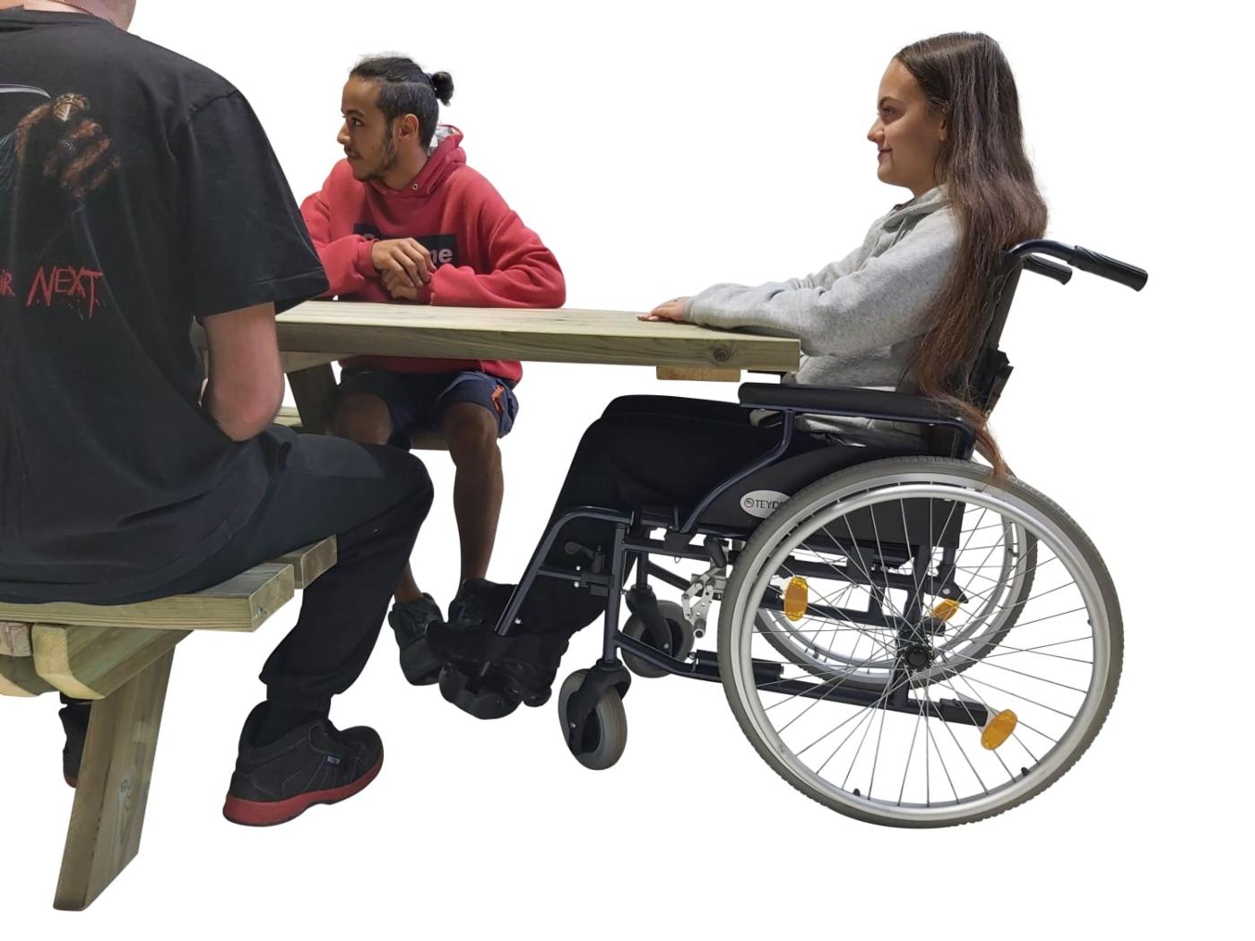 Mesa de piquenique adaptada a cadeiras de rodas MASGAMES LYON de madeira para exterior