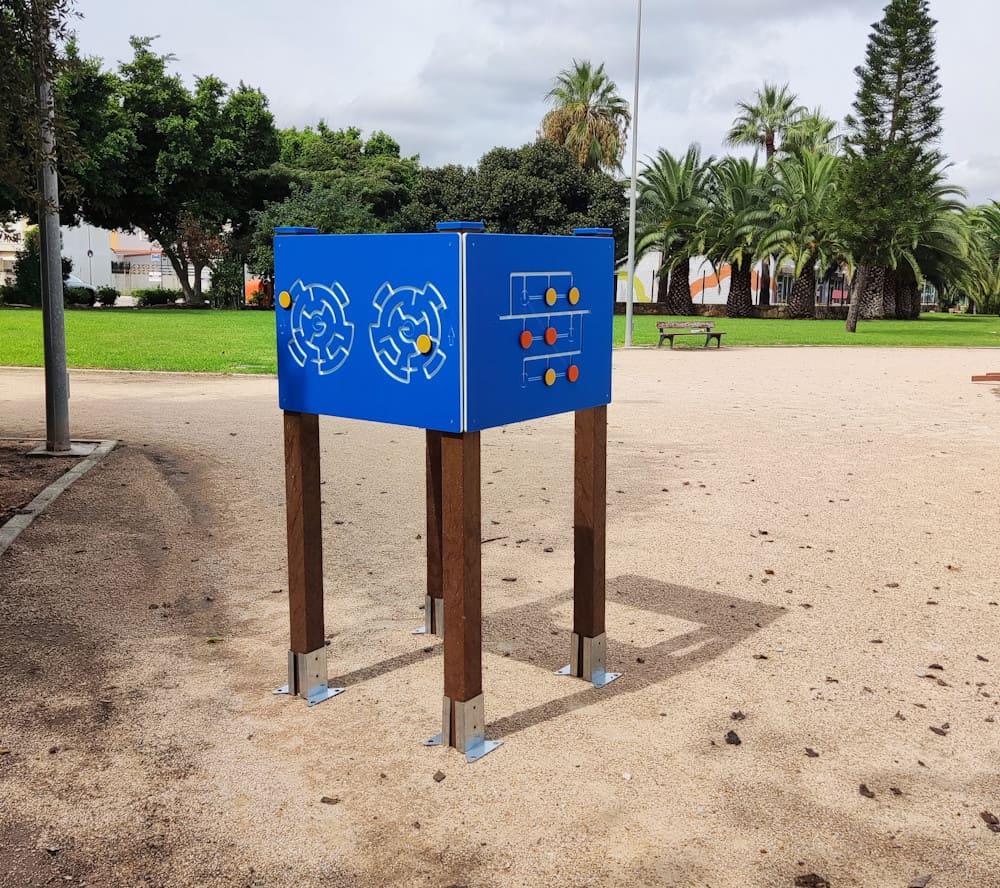 Torre con 4 paneles lúdicos para adultos y ancianos
