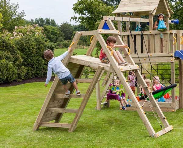 Torre infantil Pagoda con un columpio doble apoyado y rampas de escalar 12